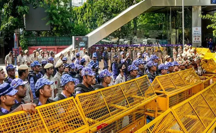 అష్టదిగ్బంధనంలో రాజధాని ఢిల్లీ..! 24 గంటలపాటు అన్ని బంద్..?
